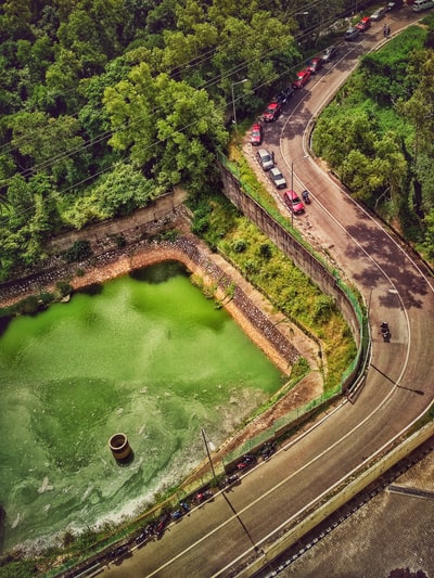 航拍照片的汽车附近道路上绿色的水域
